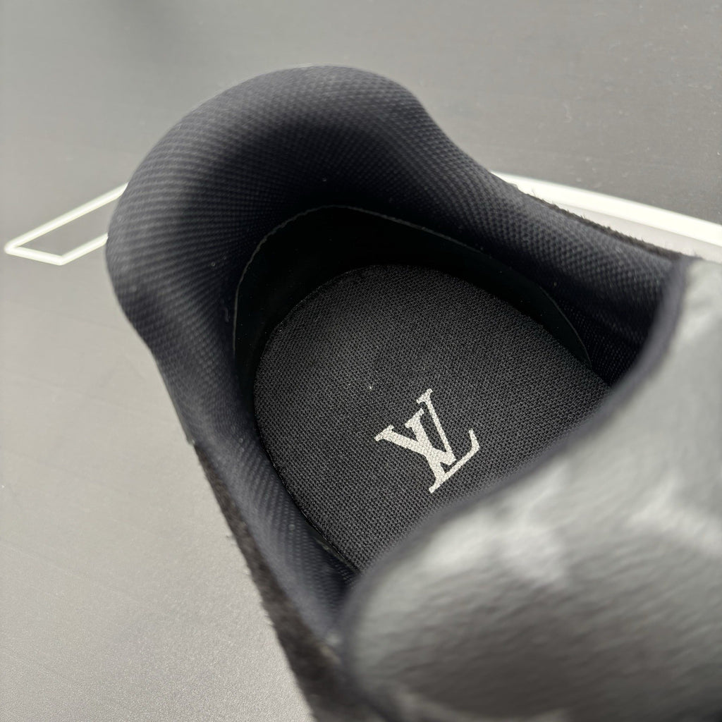 Size 8 LV (9-9.5 US) - Louis Vuitton Trainer ' Black Monogram ' | GOOD CONDITION