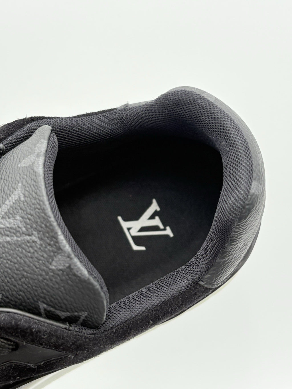 Size 8 LV (US 9-9.5) Louis Vuitton Trainer ' Black ' | SUPER CLEAN!