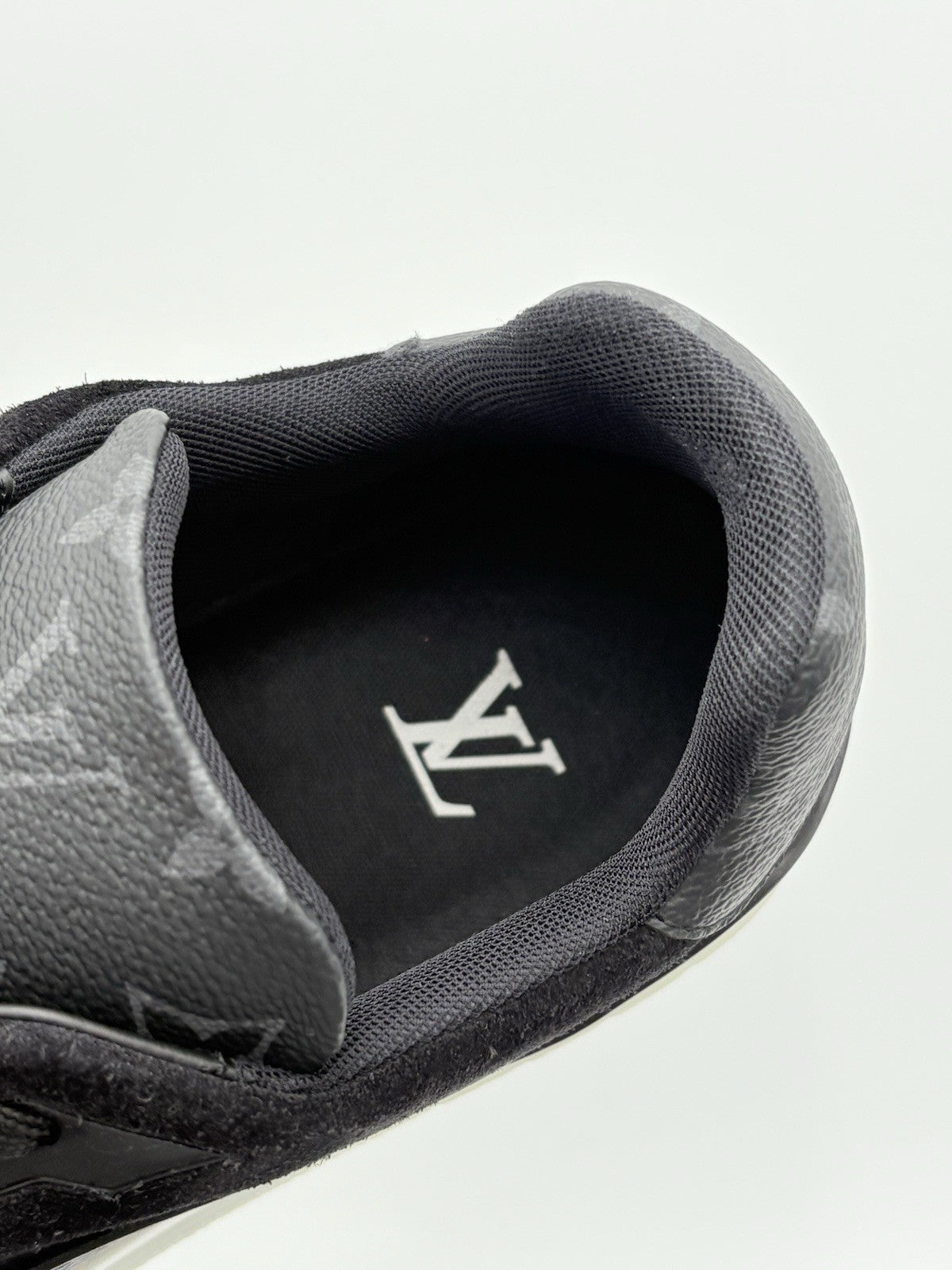 Size 8 LV (US 9-9.5) Louis Vuitton Trainer ' Black ' | SUPER CLEAN!