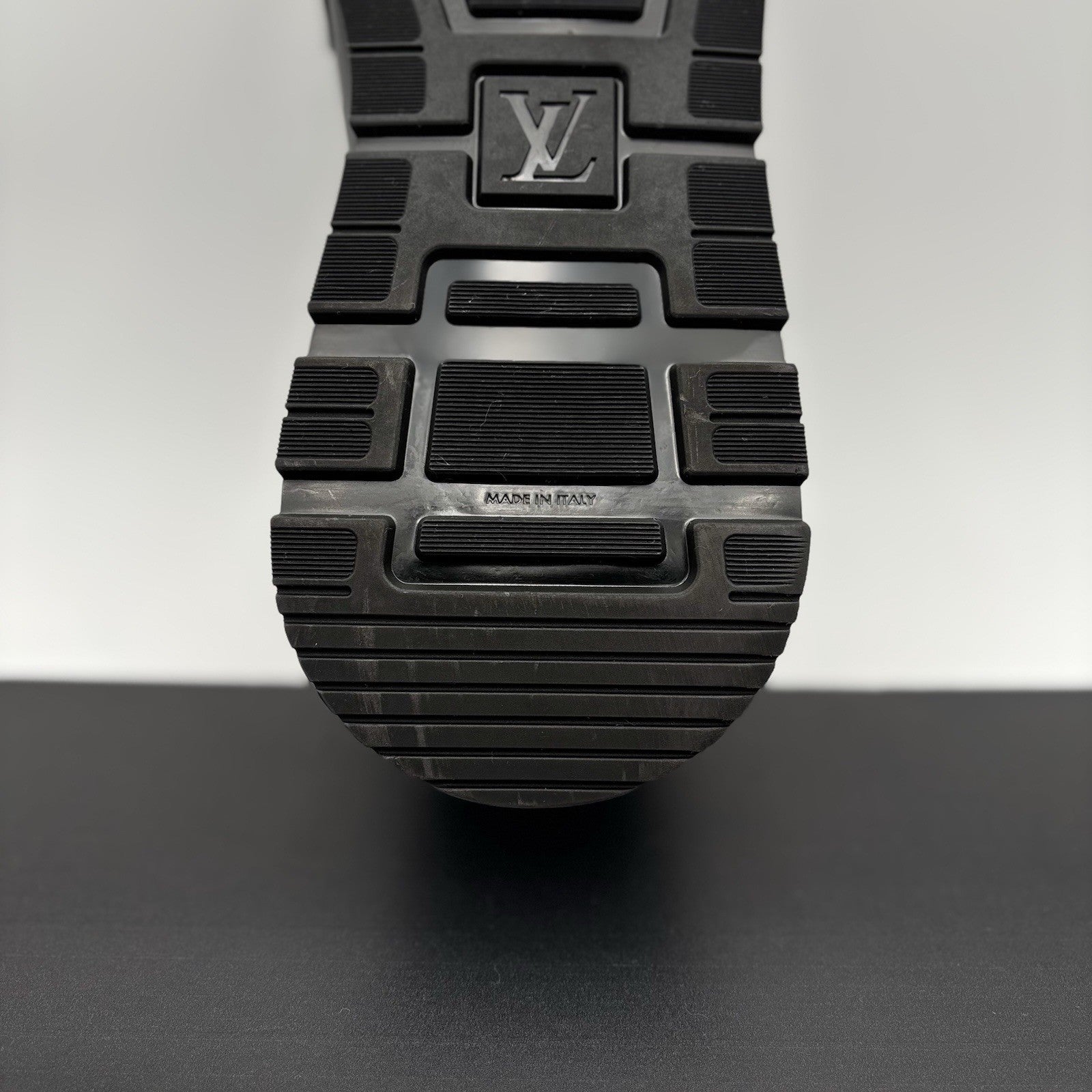 Size 8 LV (9-9.5 US) Louis Vuitton Run Away Low ' Black ' | EXCELLENT CONDITION!