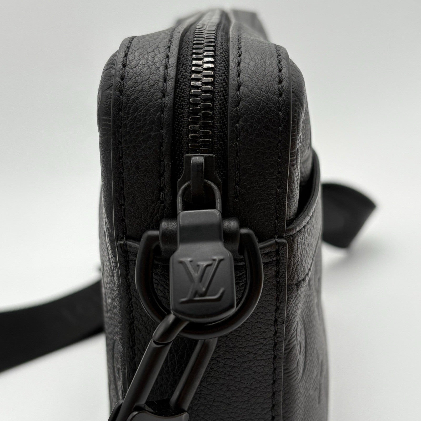 Louis Vuitton Messenger Bag Monogram Shadow ' Black ' | ONLY WORN 1-3x