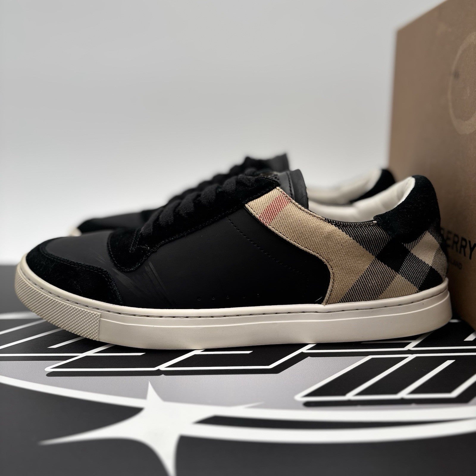 Size 42 (9 US) Burberry House Check ' Black Archive Beige White ' | GREAT COND!