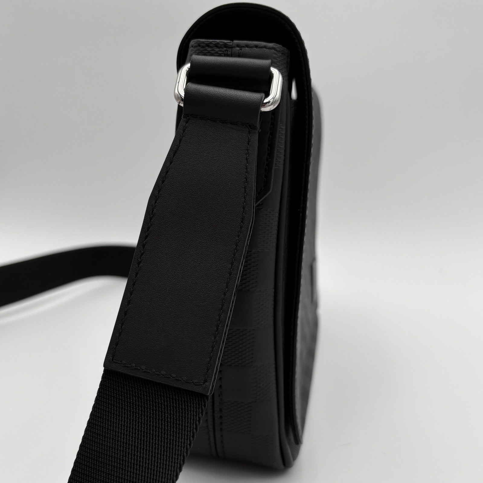 Louis Vuitton District PM Infini Messenger Bag ' Black ' | PRISTINE CONDITION!