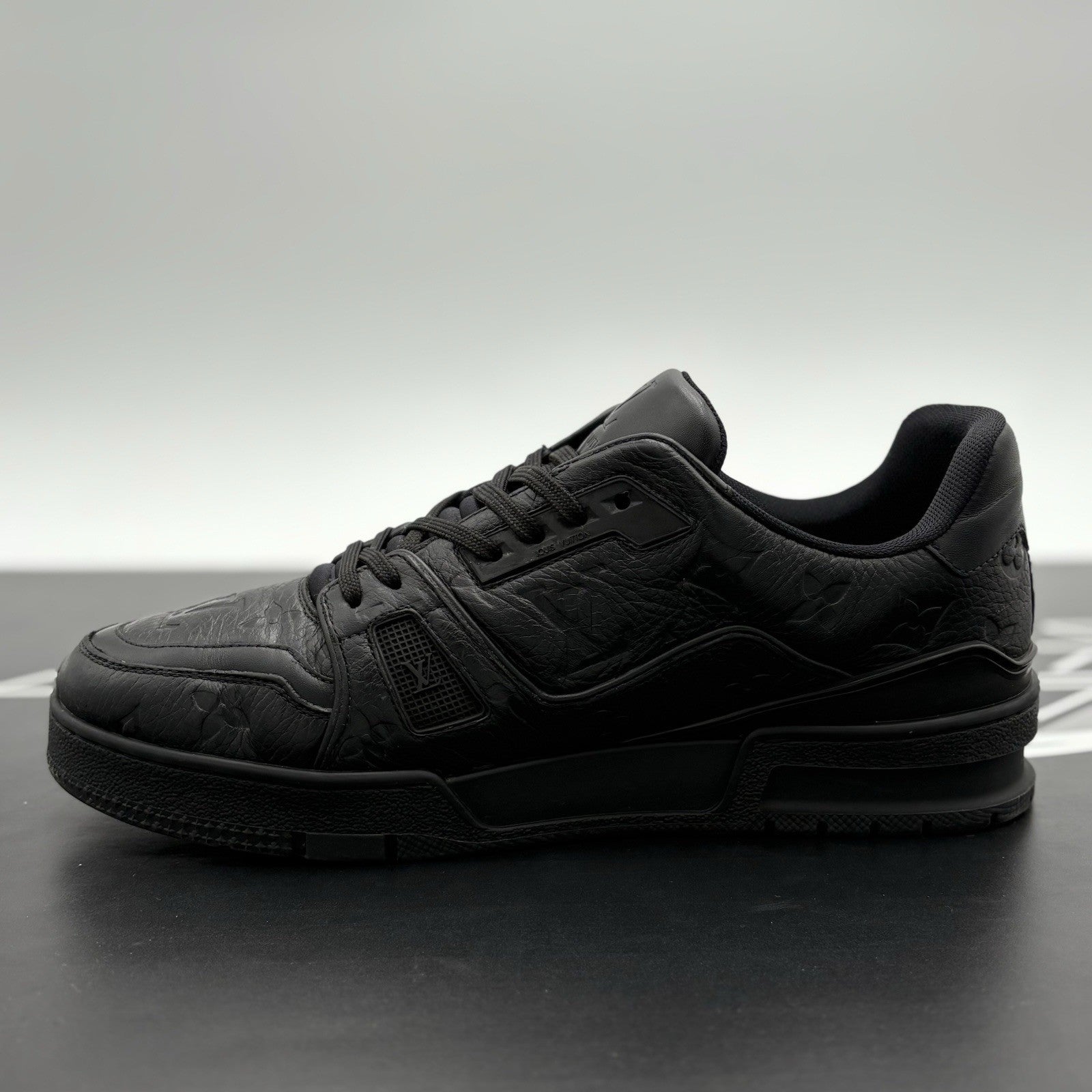 Size 6 LV (US 7-7.5) Louis Vuitton Trainer ' Black ' | GOOD CONDITION!