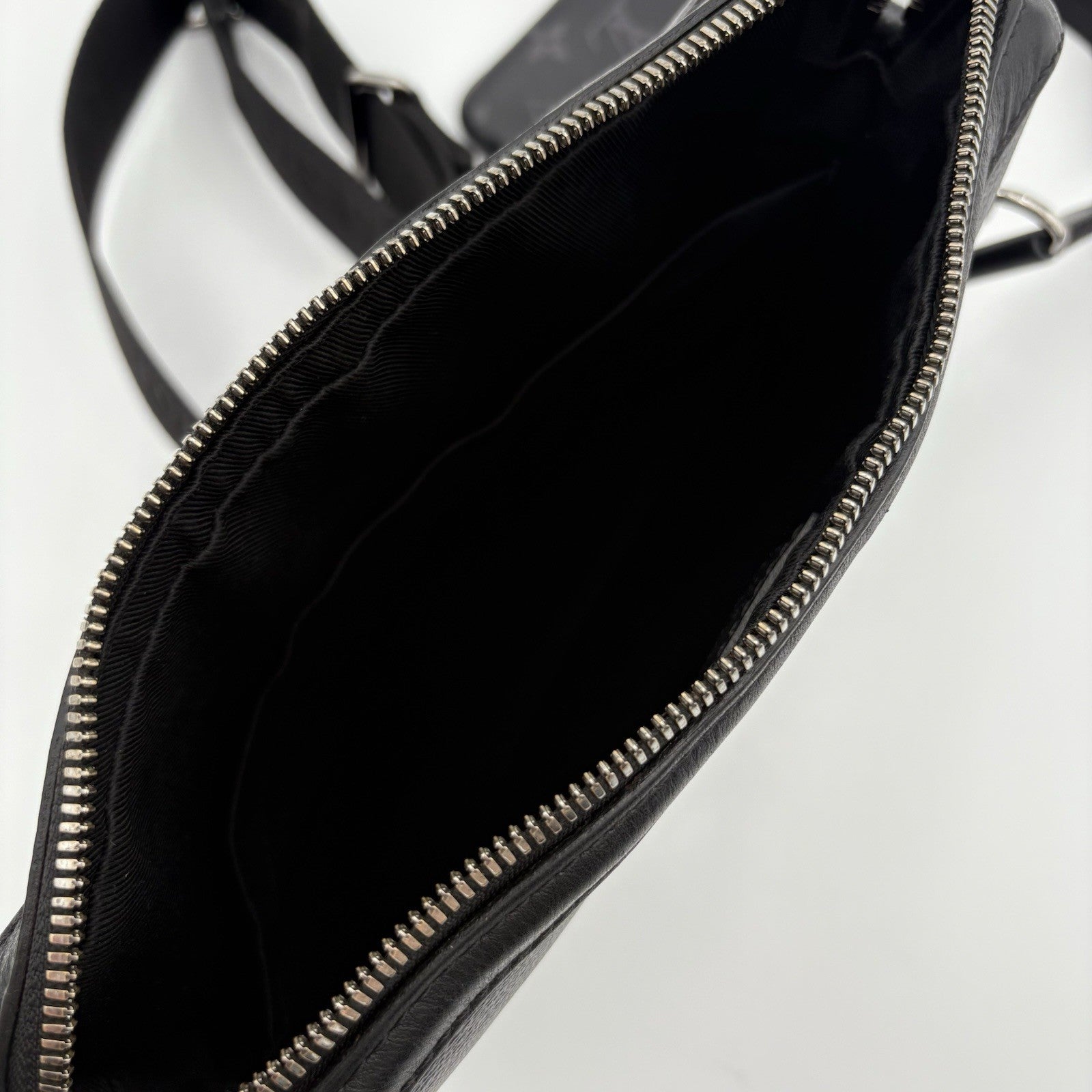 Louis Vuitton Trio Messenger Bag ' Monogram Eclipse Reverse Gray ' | GOOD COND!