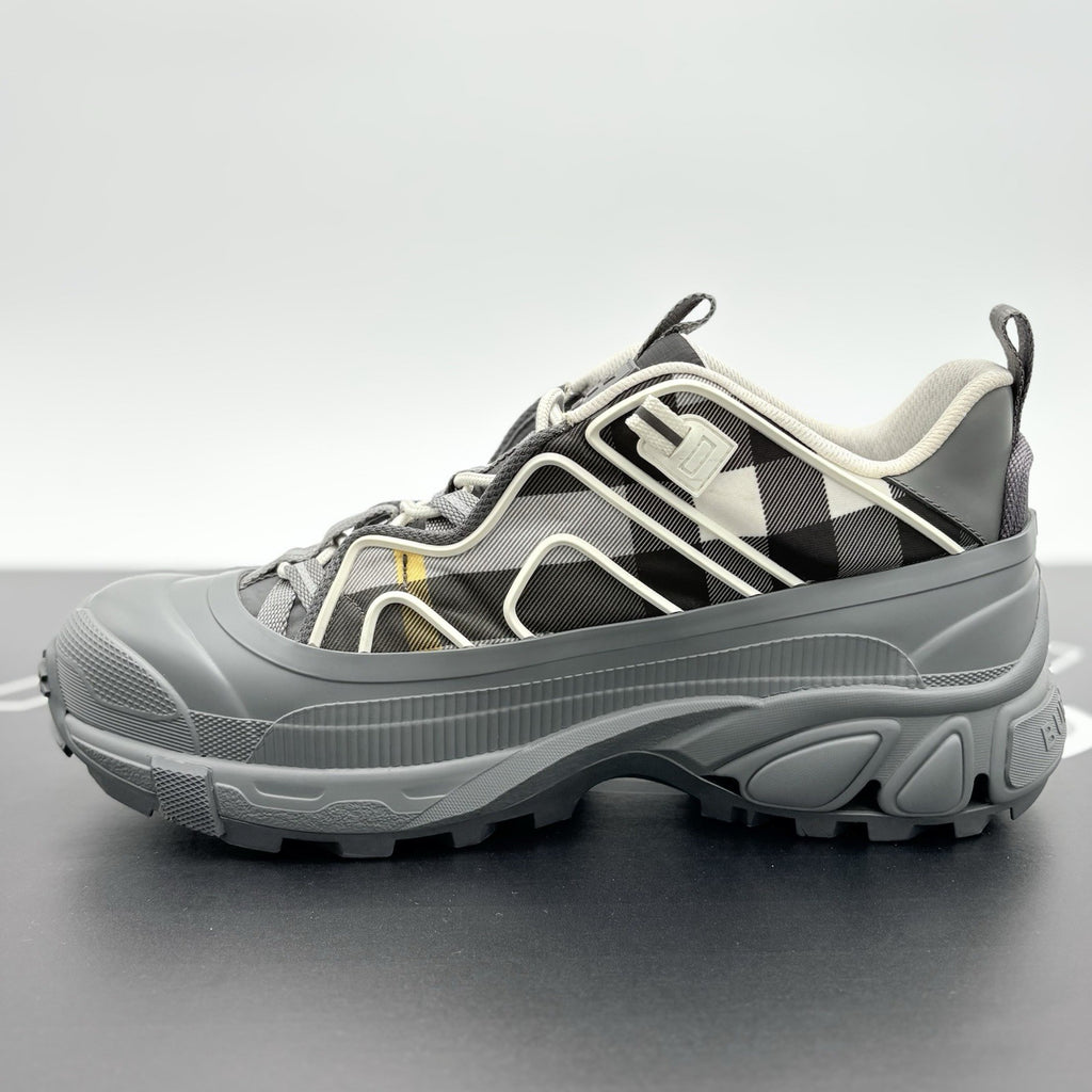 Size 44 (11 US) - Burberry Arthur Vintage Check ' Grey ' | SUPER CLEAN!