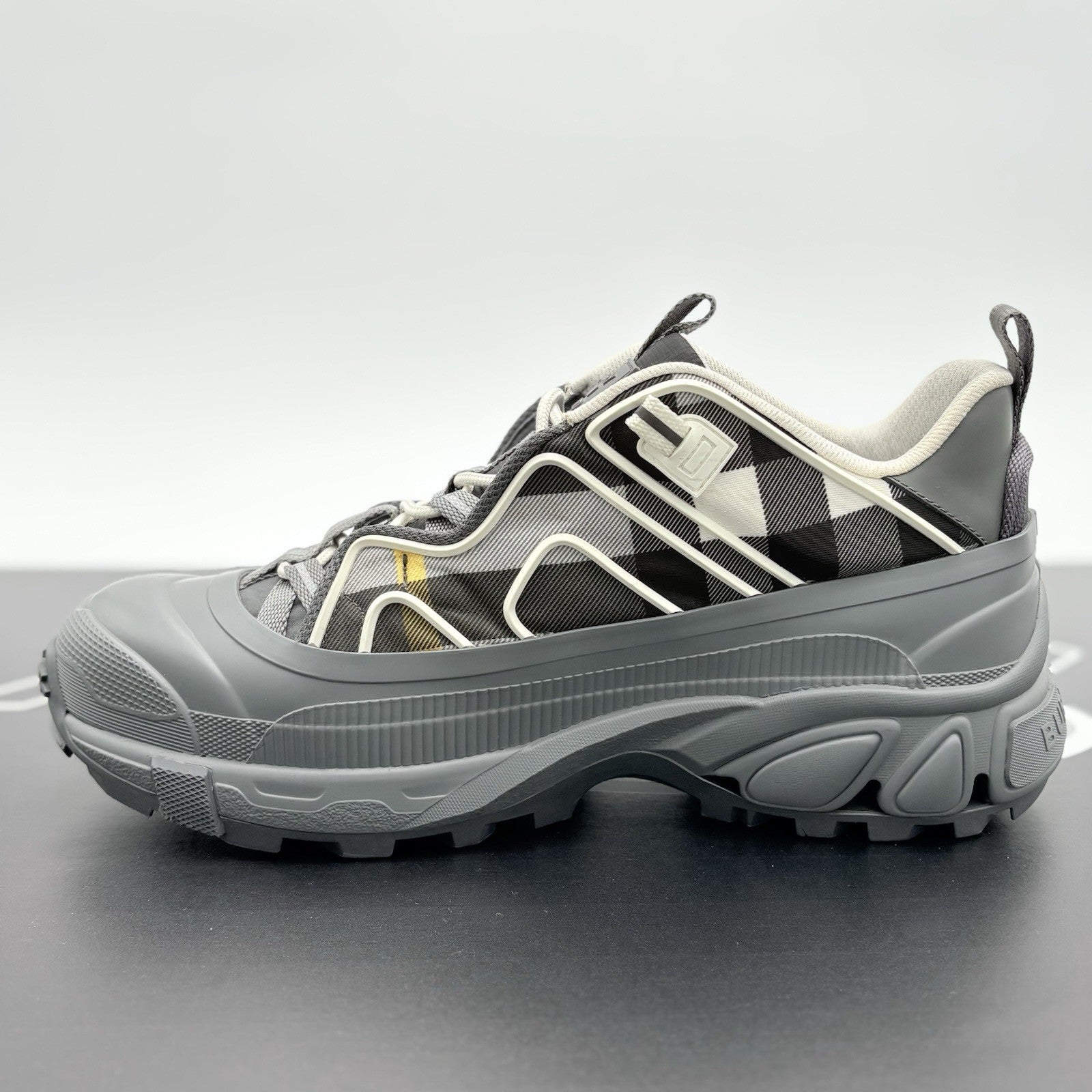Size 44 (11 US) - Burberry Arthur Vintage Check ' Grey ' | SUPER CLEAN!