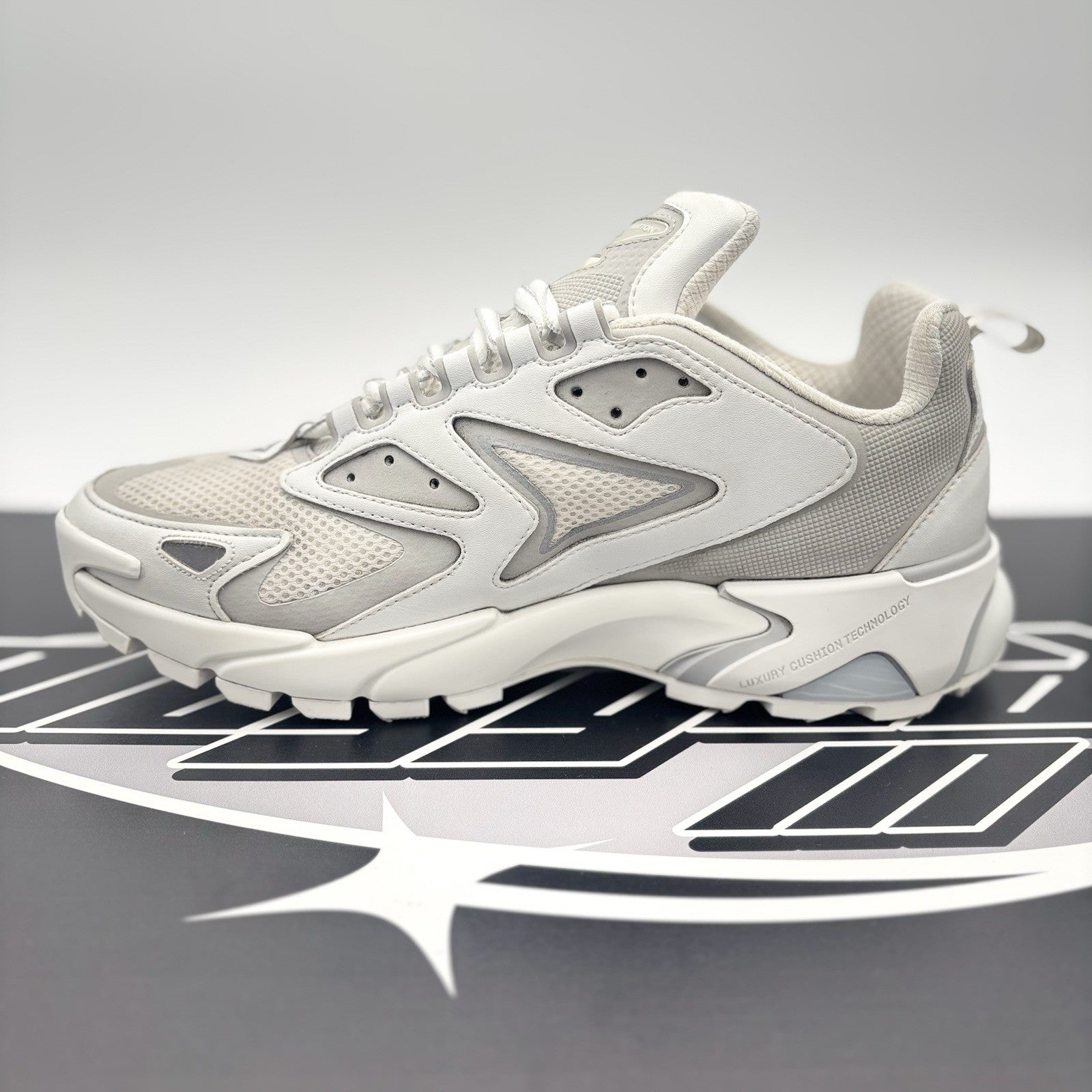 Size 7 LV (8-8.5 US) Louis Vuitton LV Runner Tactic ' White ' | GREAT!