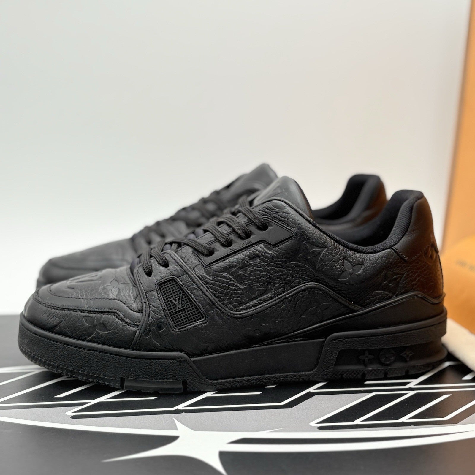 Size 6 LV (US 7-7.5) Louis Vuitton Trainer ' Black ' | GOOD CONDITION!