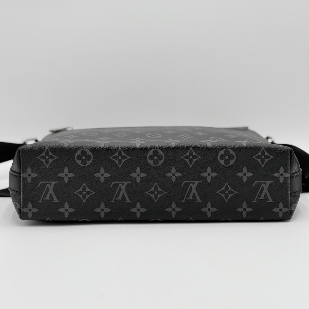 District Monogram Eclipse Messenger Bag Black — photo 4