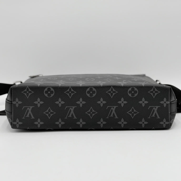 District Monogram Eclipse Messenger Bag Black — photo 4