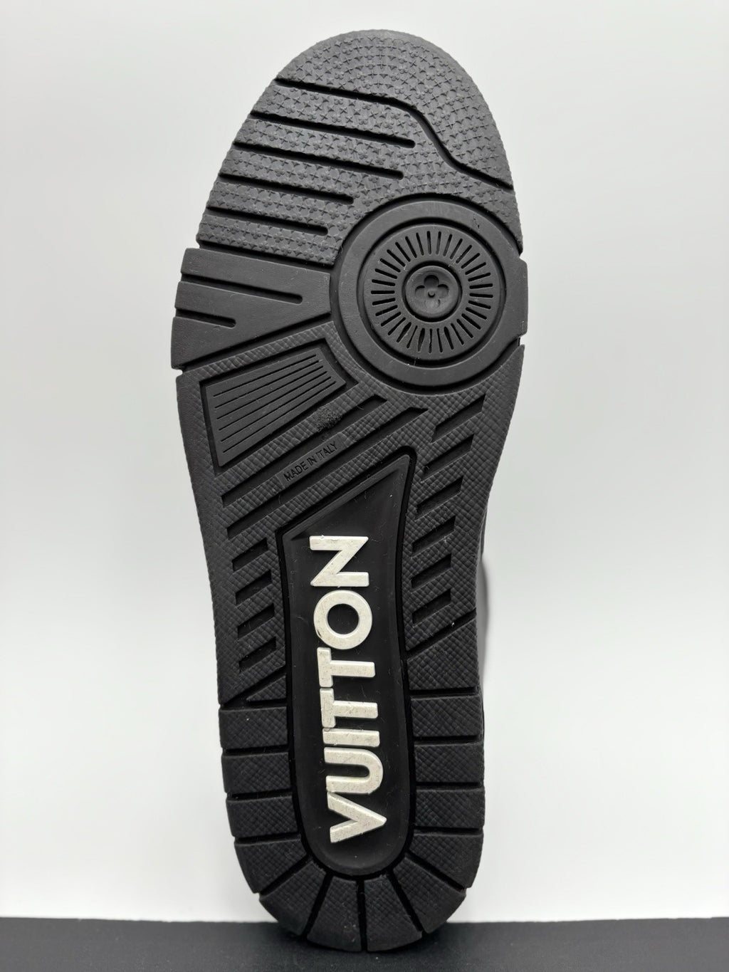 Size 8.5 LV (9.5-10 US) - Louis Vuitton Trainer ' Black ' | SUPER CLEAN!