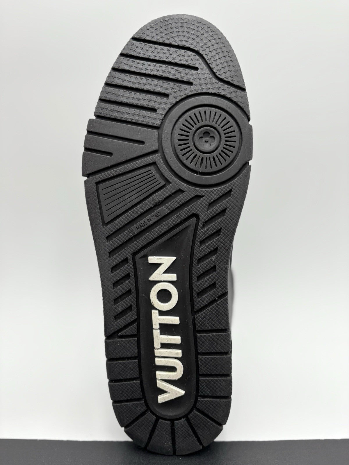 Size 8.5 LV (9.5-10 US) - Louis Vuitton Trainer ' Black ' | SUPER CLEAN!