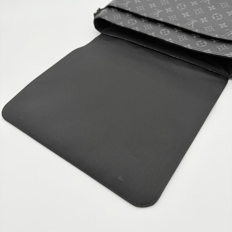 District Monogram Eclipse Messenger Bag Black — photo 18