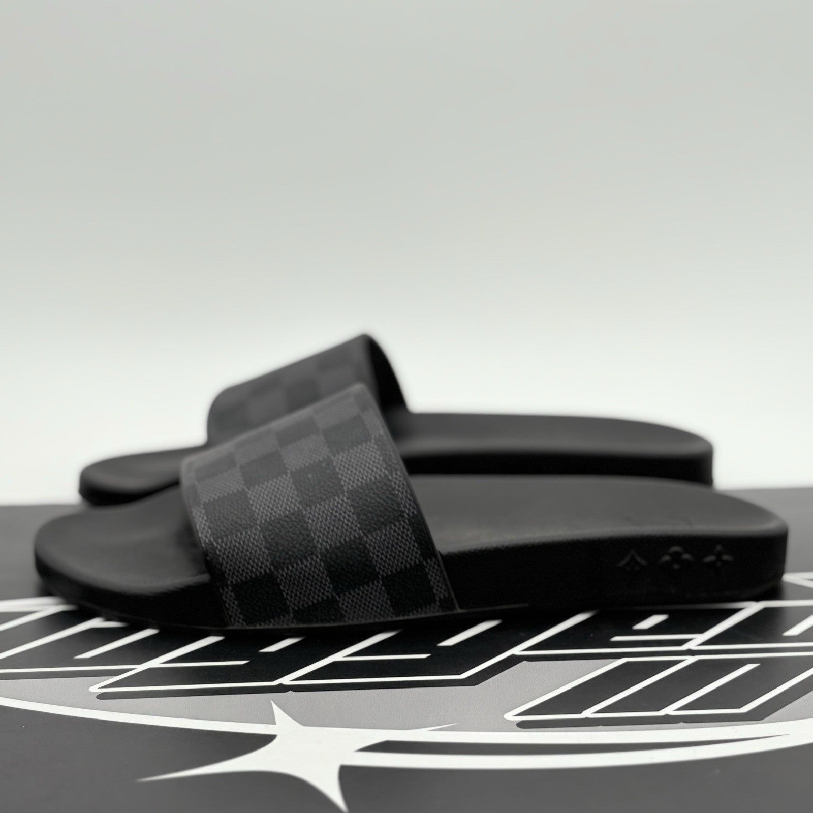 Size 10 LV (11-11.5 US) Louis Vuitton Damier Sandals ' Black Grey ' | GREAT COND