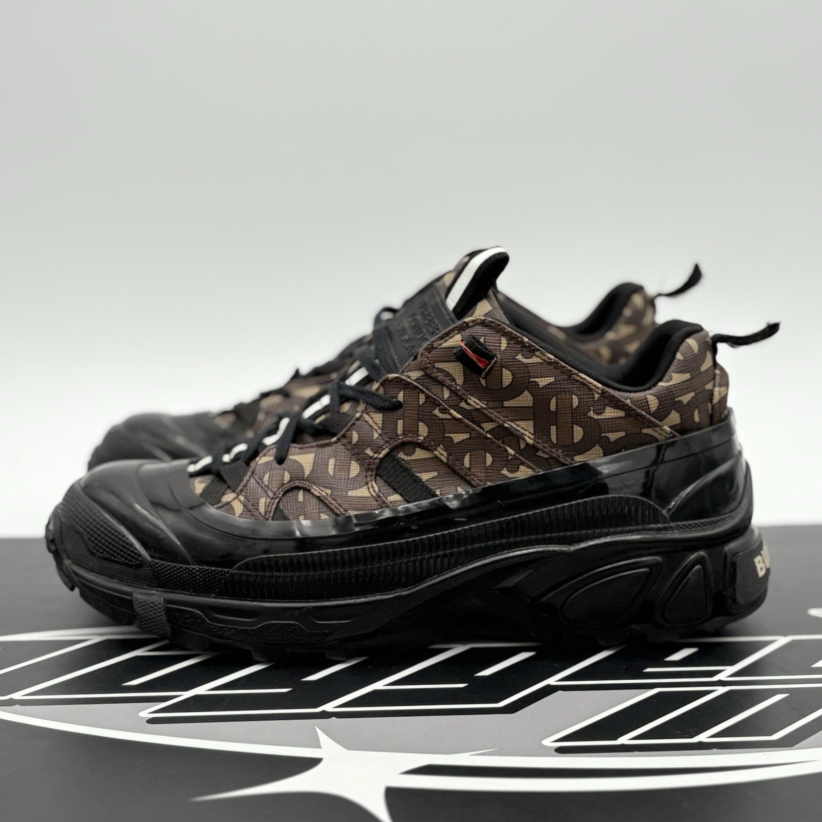 Size 40.5 (7.5 US) Burberry Arthur Low-Top  ' Monogram Print ' | GREAT CONDITION
