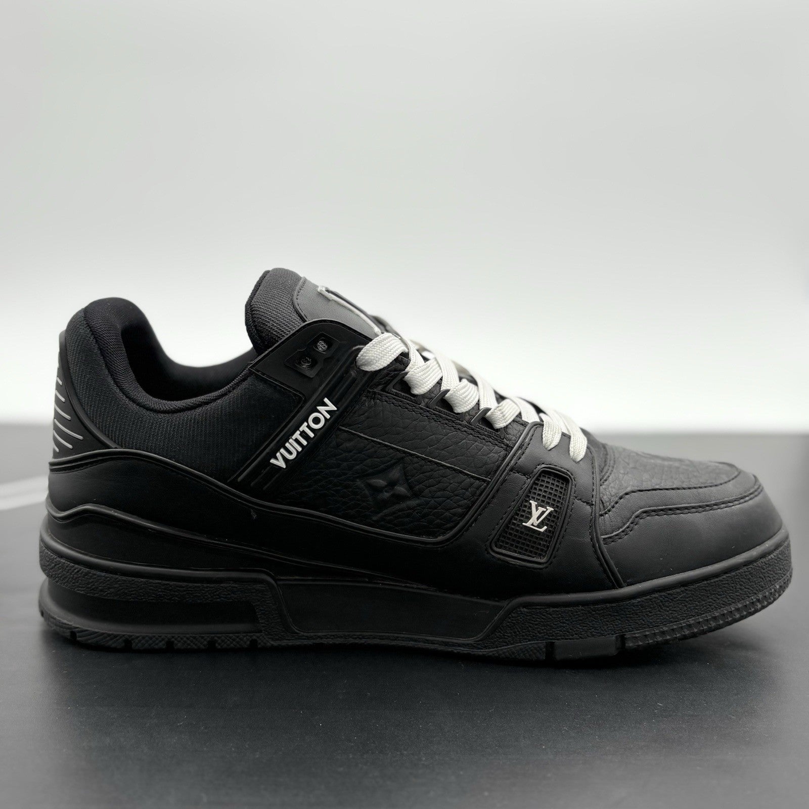 Size 8.5 LV (9.5-10 US) - Louis Vuitton Trainer ' Black ' | SUPER CLEAN!
