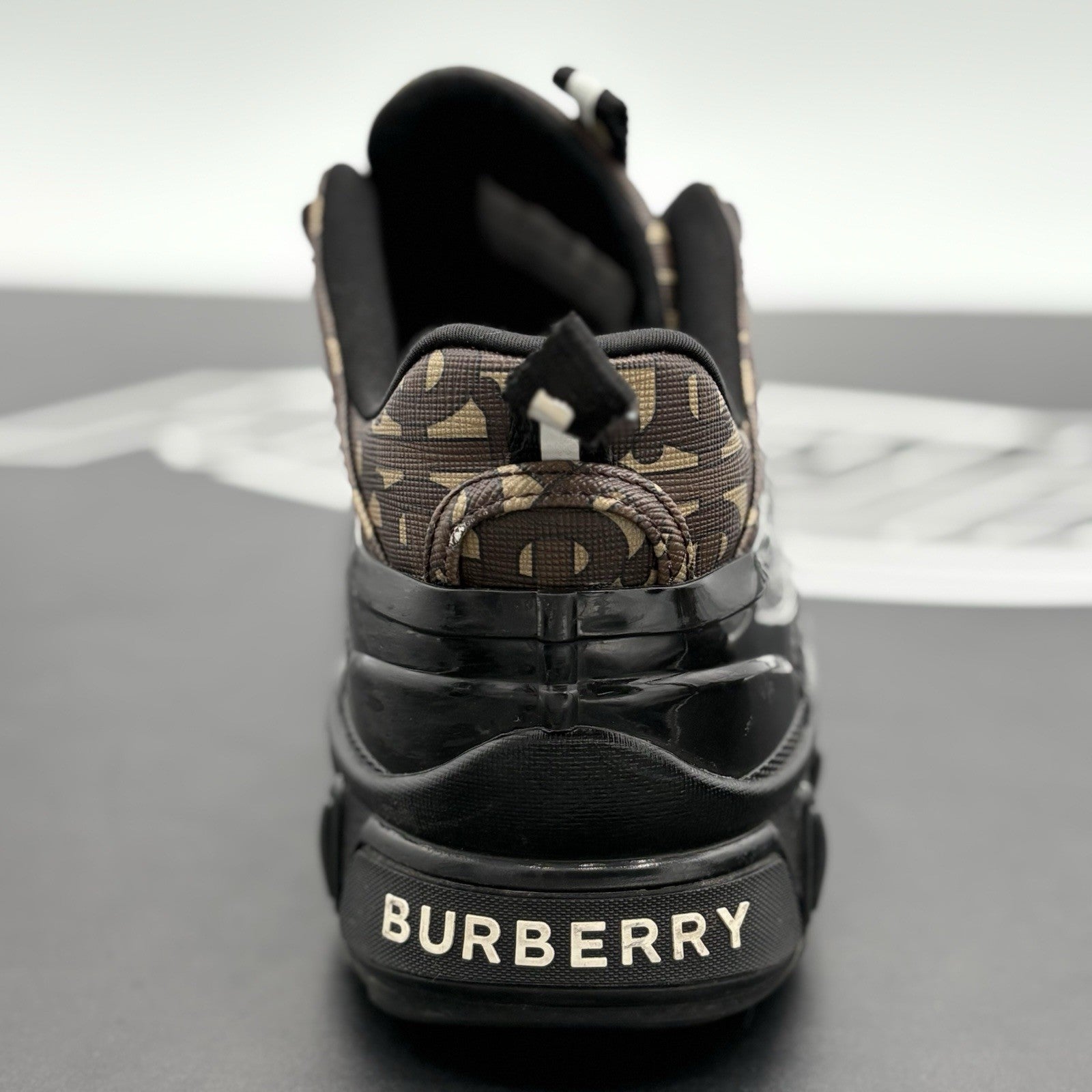 Size 40.5 (7.5 US) Burberry Arthur Low-Top  ' Monogram Print ' | GREAT CONDITION