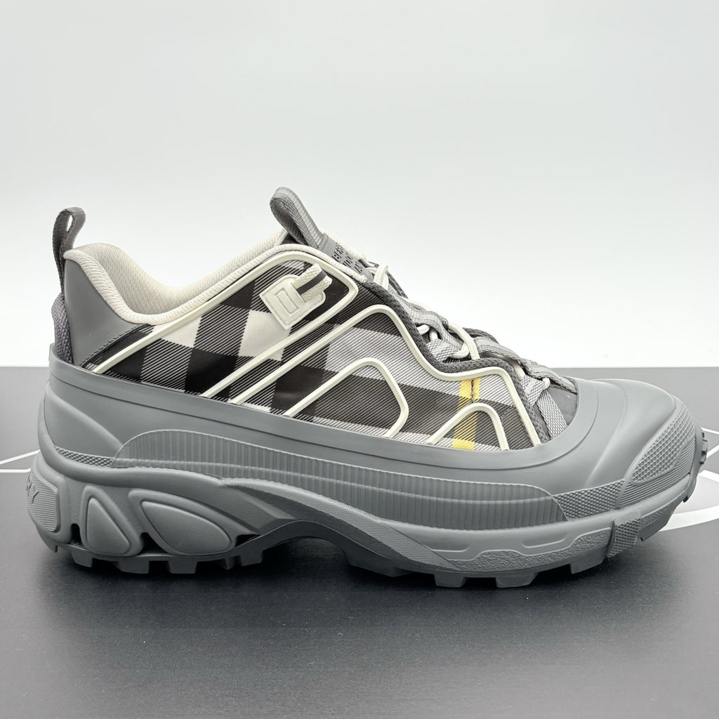 Size 44 (11 US) - Burberry Arthur Vintage Check ' Grey ' | SUPER CLEAN!