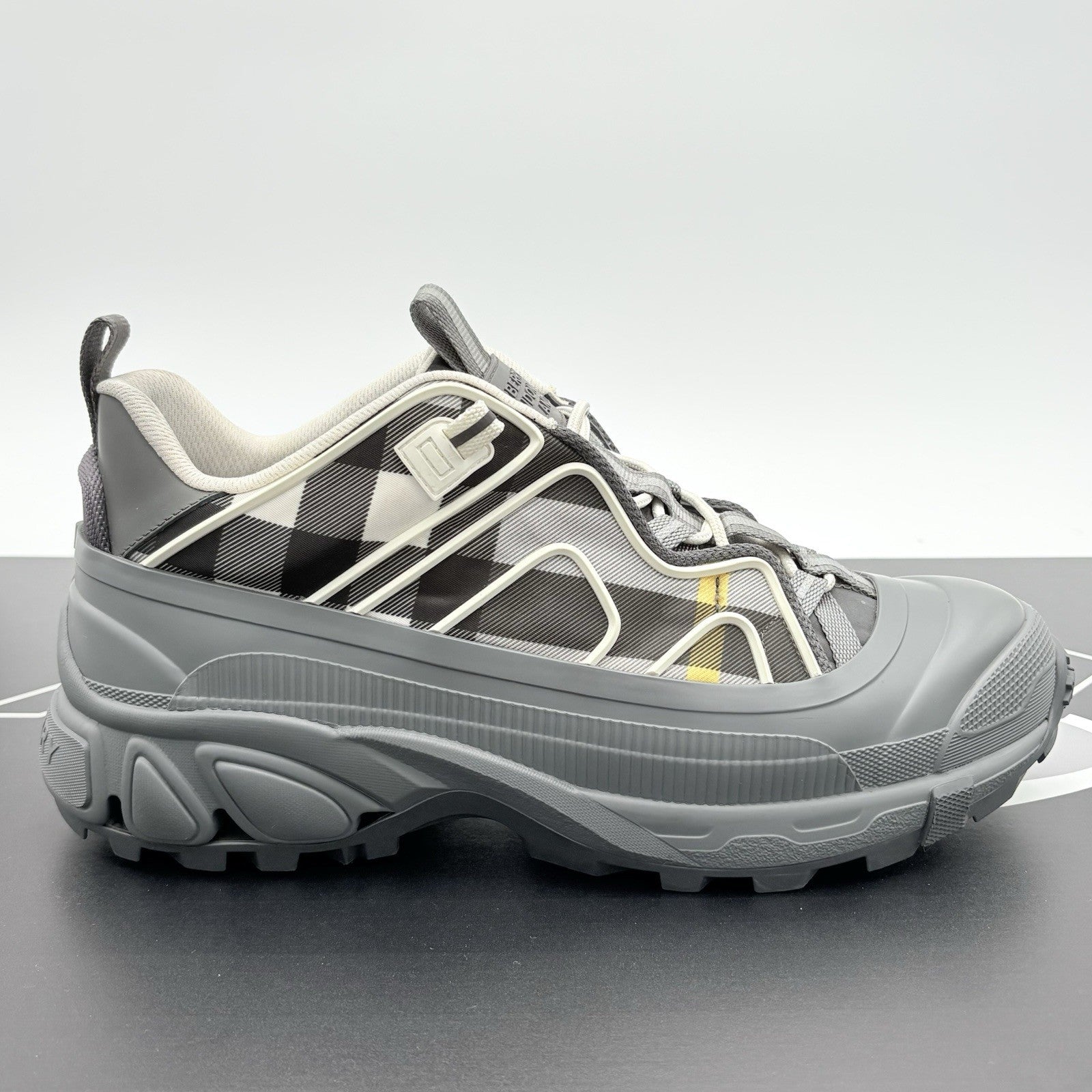 Size 44 (11 US) - Burberry Arthur Vintage Check ' Grey ' | SUPER CLEAN!