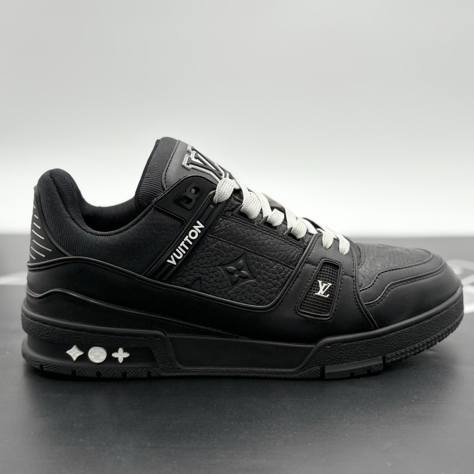 Size 8.5 LV (9.5-10 US) - Louis Vuitton Trainer ' Black ' | SUPER CLEAN!