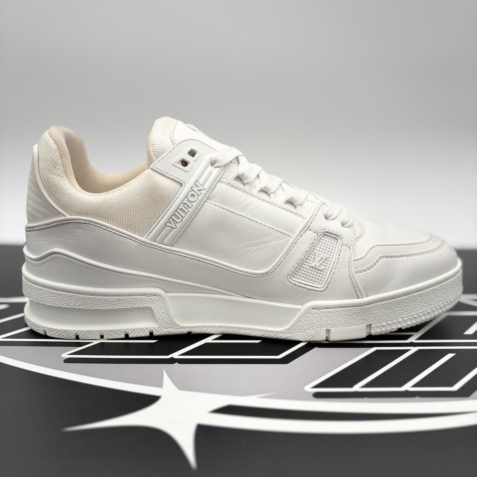 Size 7 LV (8-8.5 US) - Louis Vuitton Trainer ' White ' | EXCELLENT CONDITION!