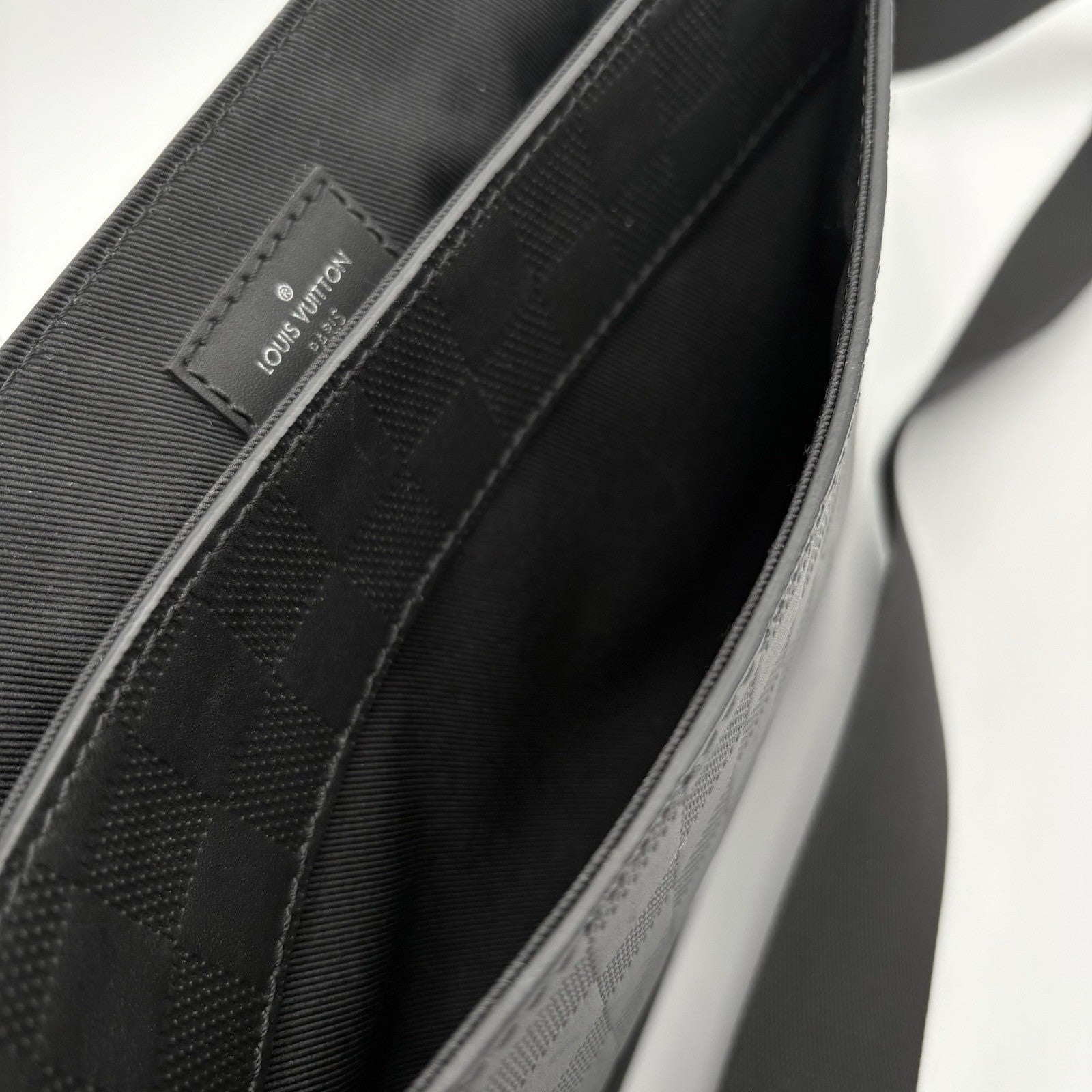 Louis Vuitton District PM Infini Messenger Bag ' Black ' | PRISTINE CONDITION!