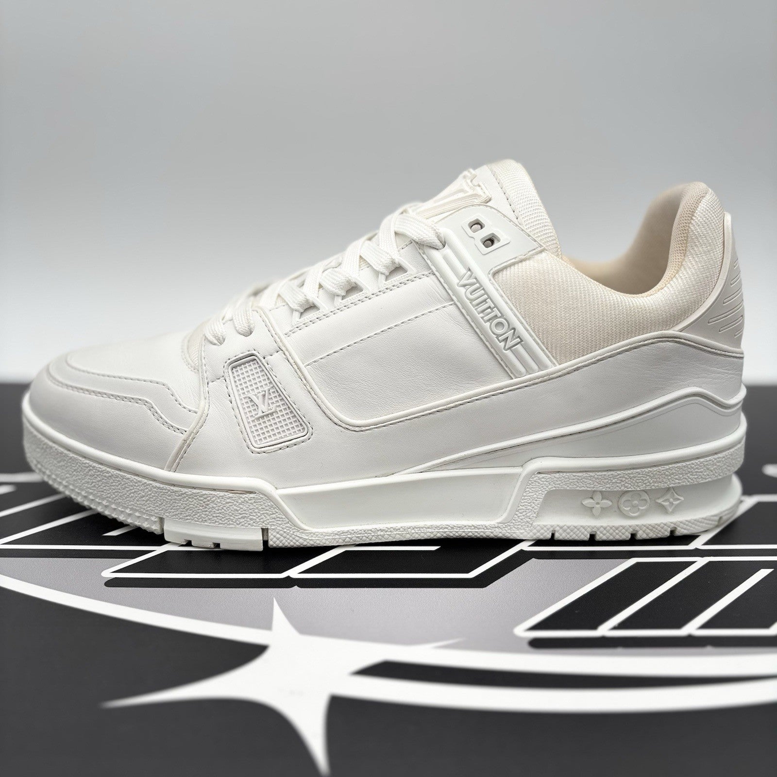 Size 7 LV (8-8.5 US) - Louis Vuitton Trainer ' White ' | EXCELLENT CONDITION!