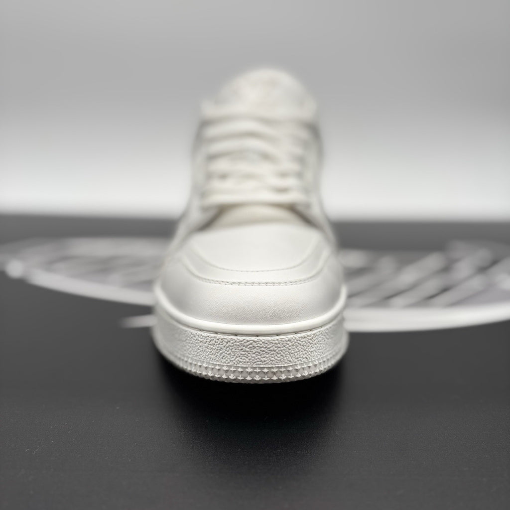 Size 7 LV (8-8.5 US) - Louis Vuitton Trainer ' White ' | EXCELLENT CONDITION!