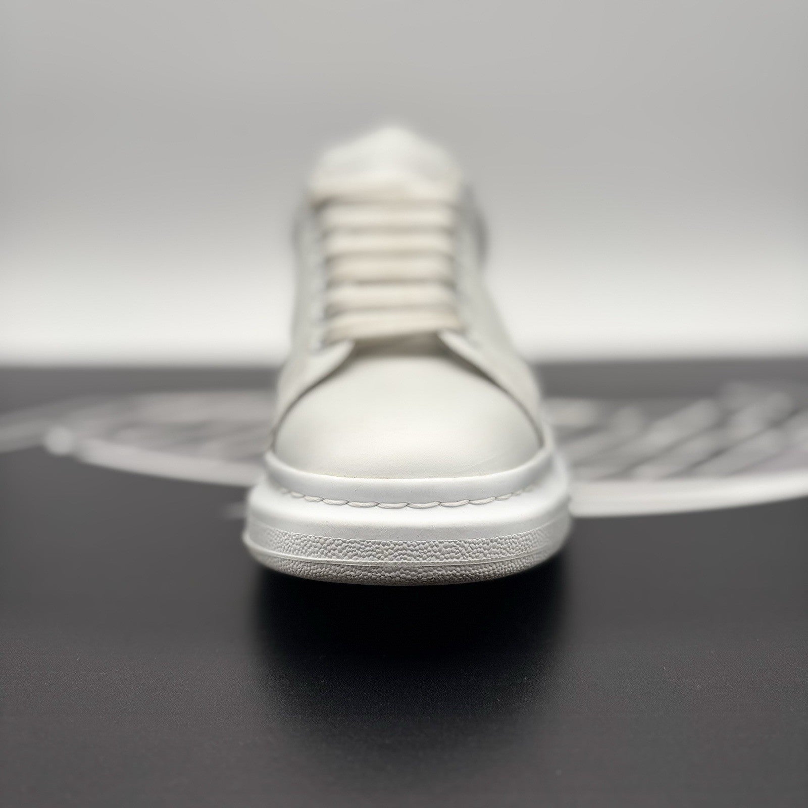 Size 41 (8 US) - Alexander McQueen ‘ White, Red ‘ | GREAT!