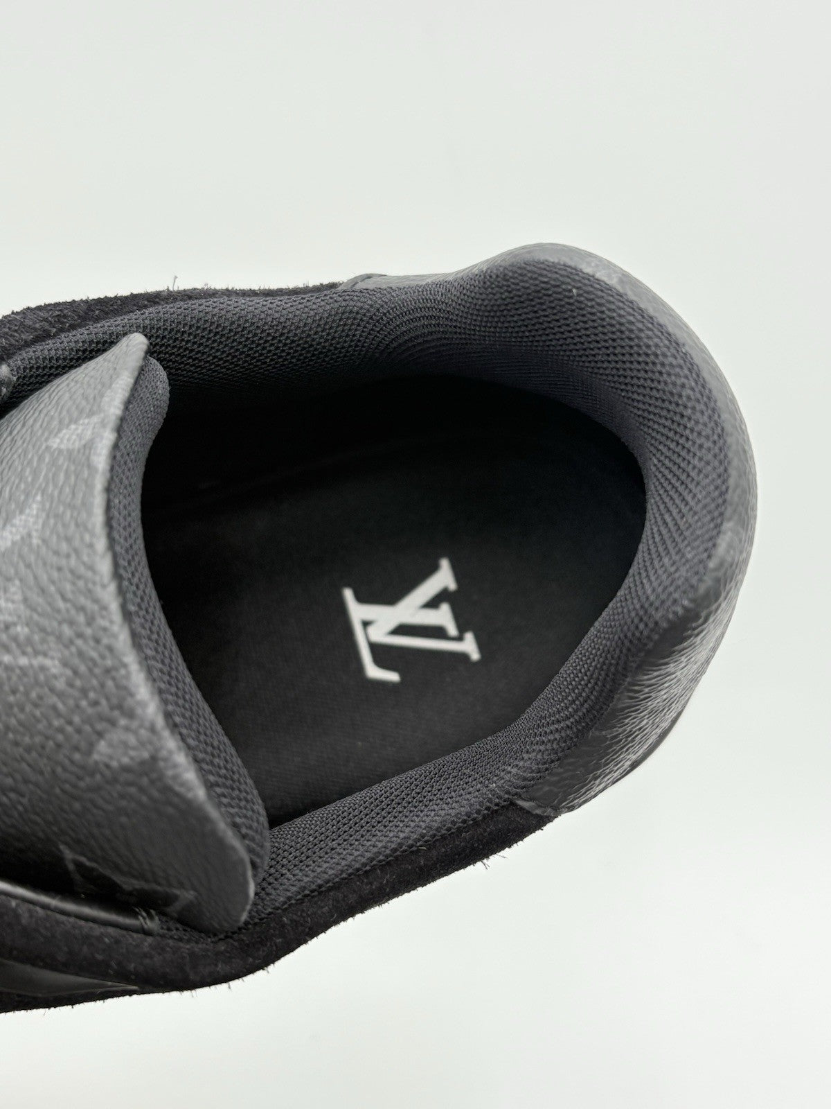 Size 8 LV (US 9-9.5) Louis Vuitton Trainer ' Black ' | SUPER CLEAN!
