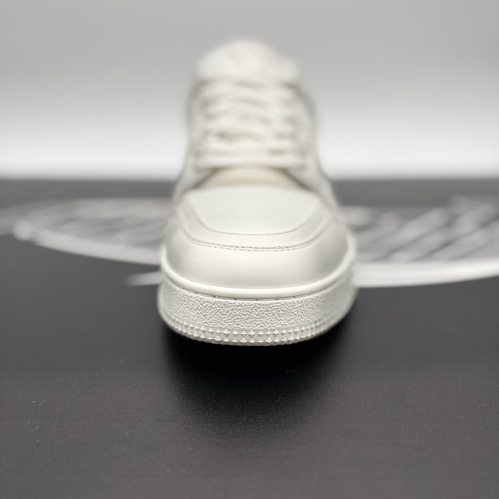 Size 7 LV (8-8.5 US) - Louis Vuitton Trainer ' White ' | EXCELLENT CONDITION!
