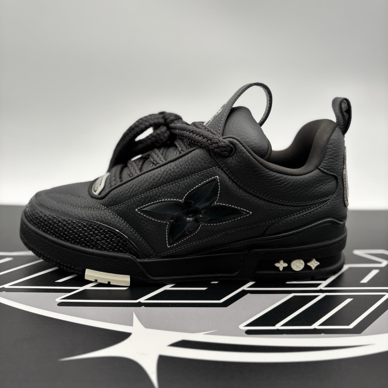 Size 8 LV (9-9.5 US) Louis Vuitton Skate ' Black ' | EXCELLENT CONDITION