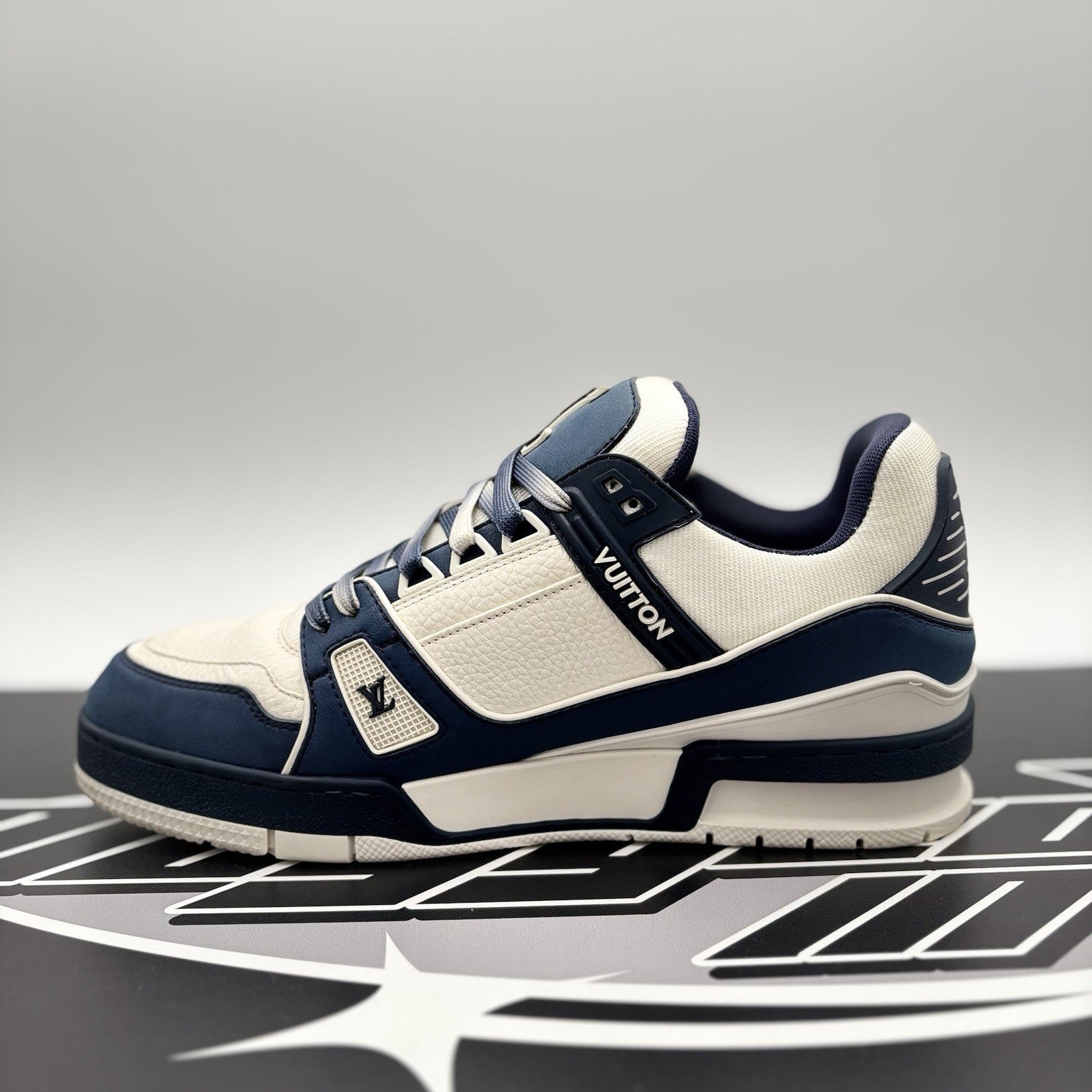 Size 6 LV (7-7.5 US ) Louis Vuitton Trainer ' White, Navy ' | GREAT CONDITION!