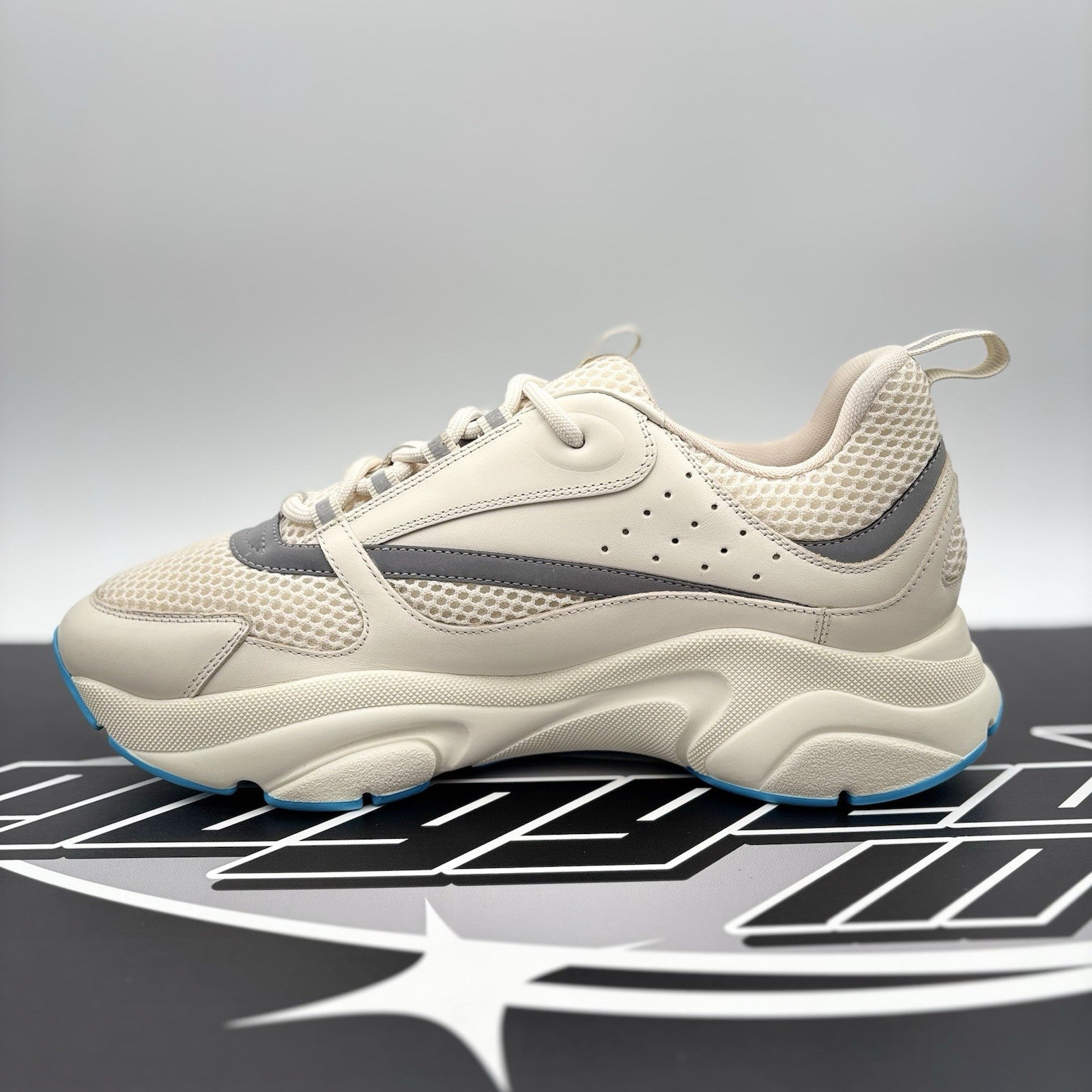 Size 43 (10 US) - Dior B22 Sneaker ' Cream, Light Blue ' | SUPER CLEAN!