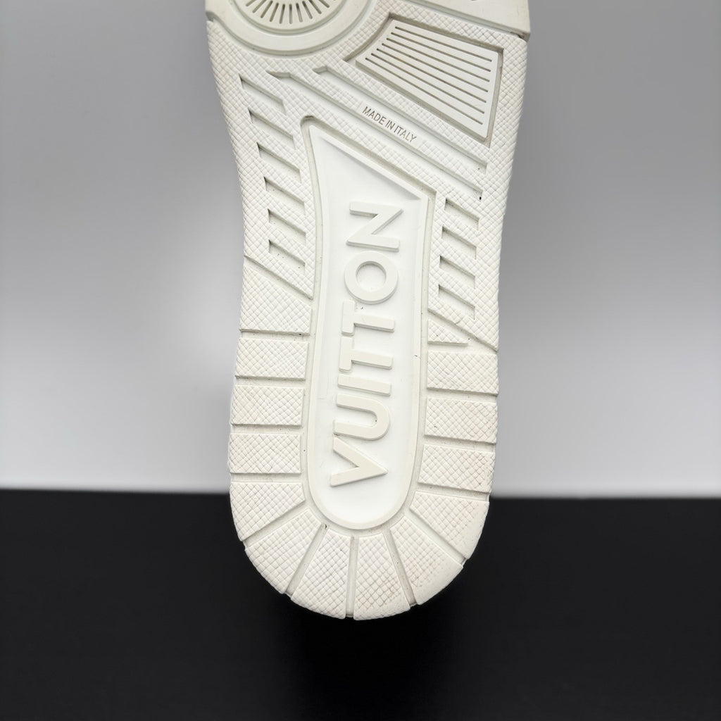 Size 7 LV (8-8.5 US) - Louis Vuitton Trainer ' White ' | EXCELLENT CONDITION!