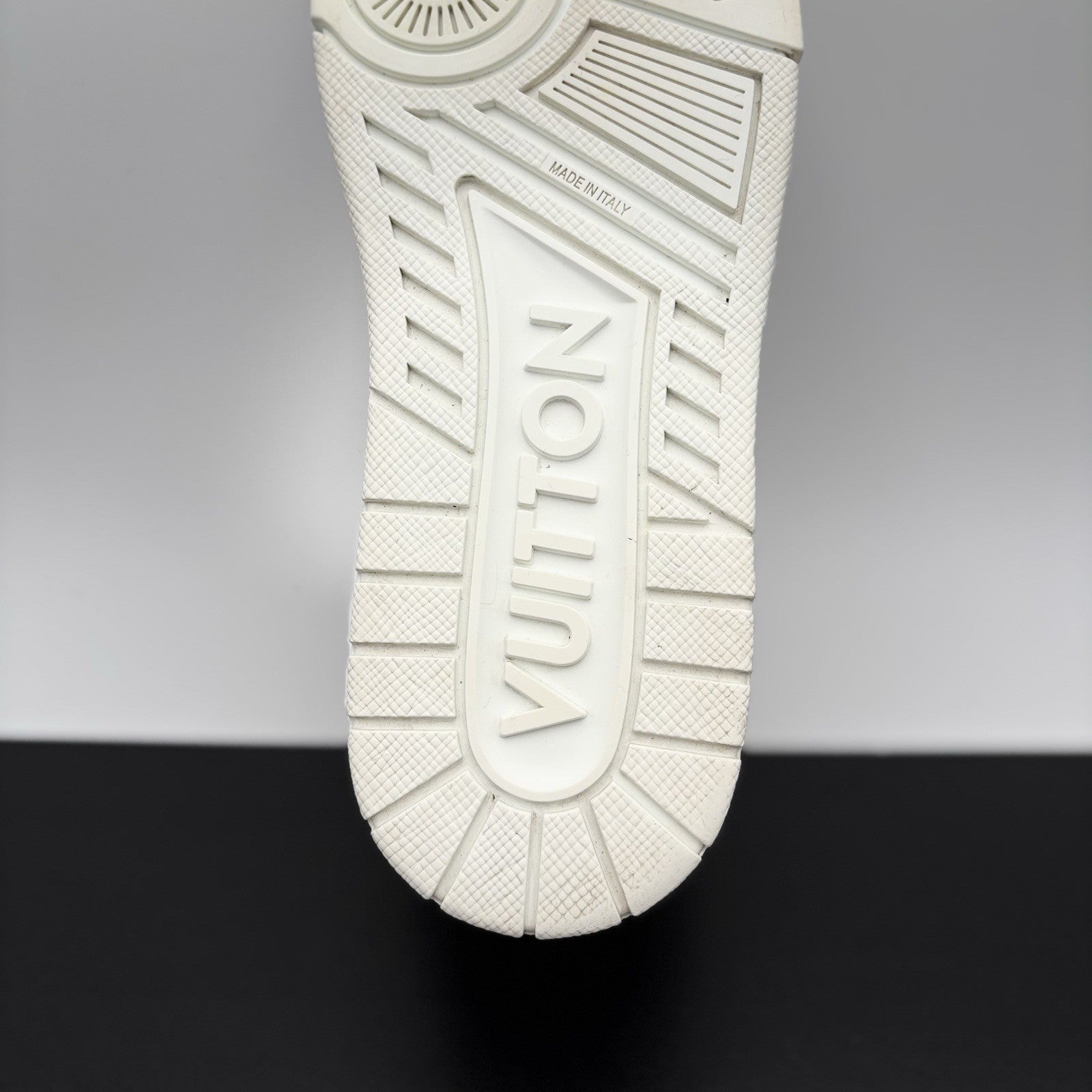 Size 7 LV (8-8.5 US) - Louis Vuitton Trainer ' White ' | EXCELLENT CONDITION!