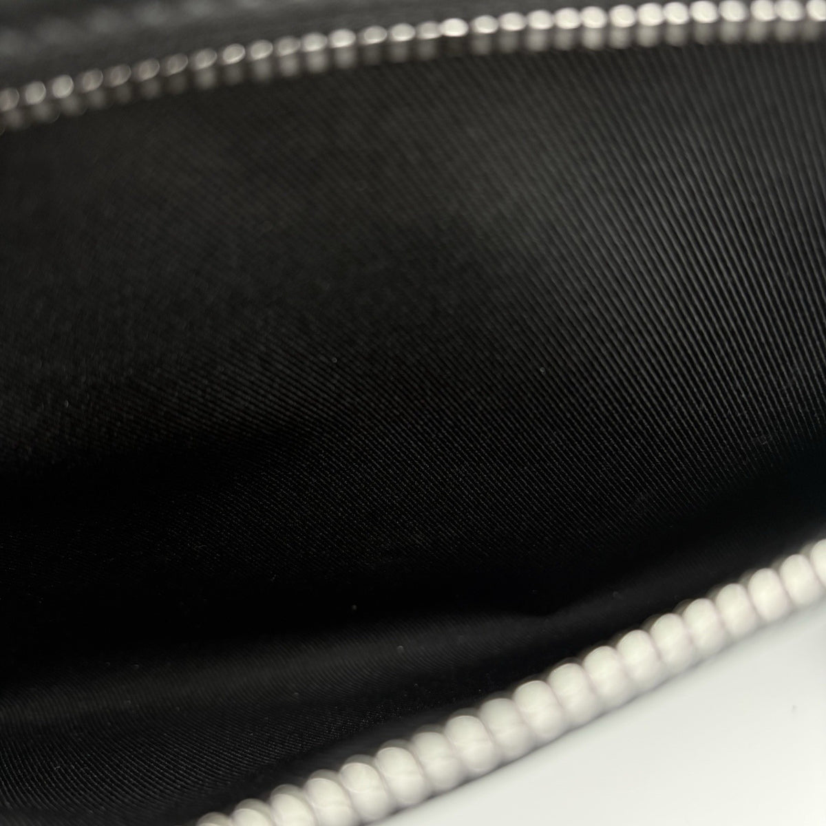 District PM Infini Messenger Bag Black — photo 15