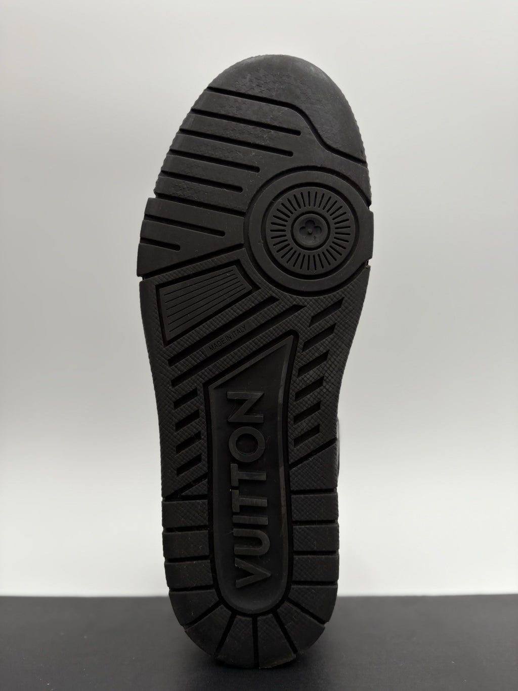 Size 6 LV (US 7-7.5) Louis Vuitton Trainer ' Black ' | GOOD CONDITION!