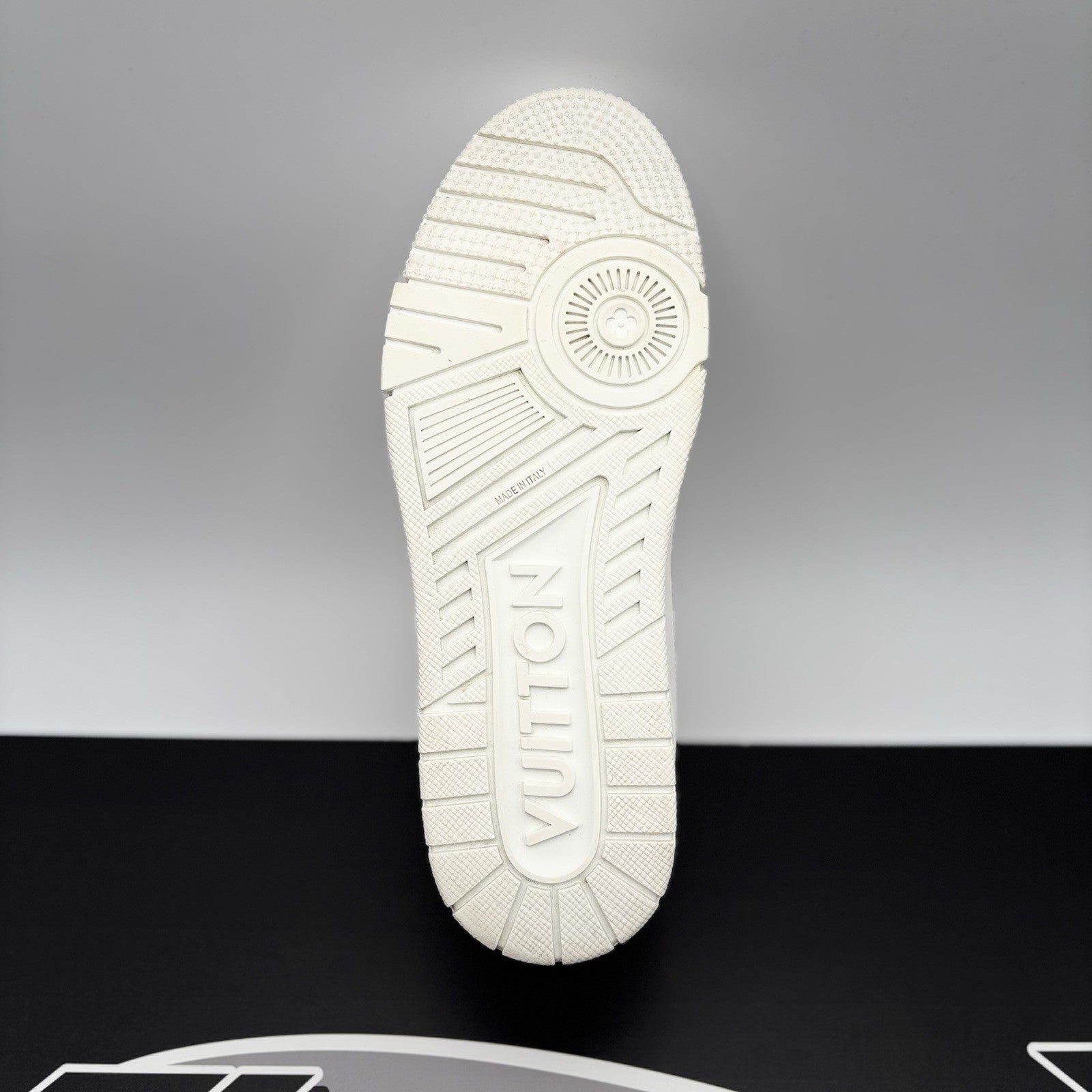 Size 7 LV (8-8.5 US) - Louis Vuitton Trainer ' White ' | EXCELLENT CONDITION!
