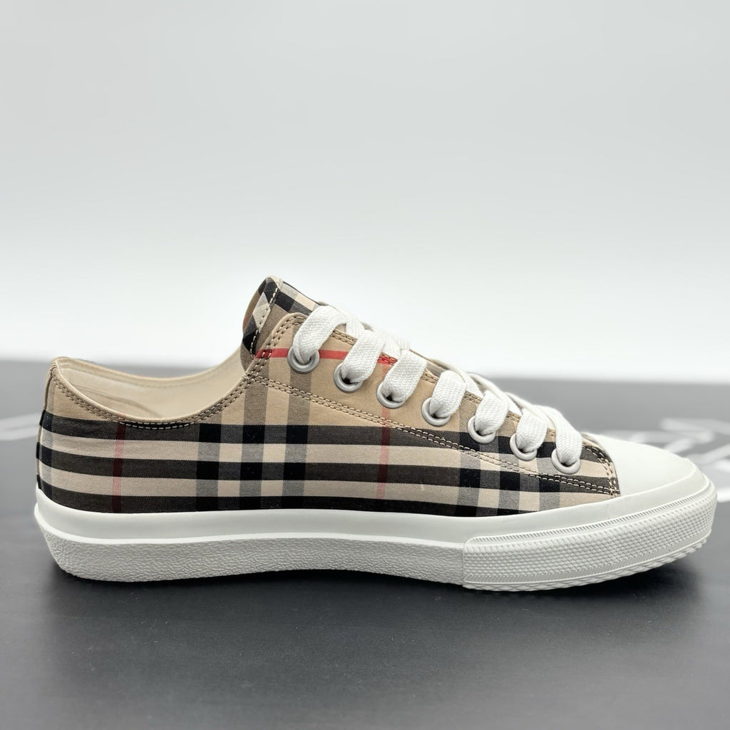 Size 40 (7 US) Burberry Logo Print Sneaker ' Vintage Check ' | GREAT CONDITION!