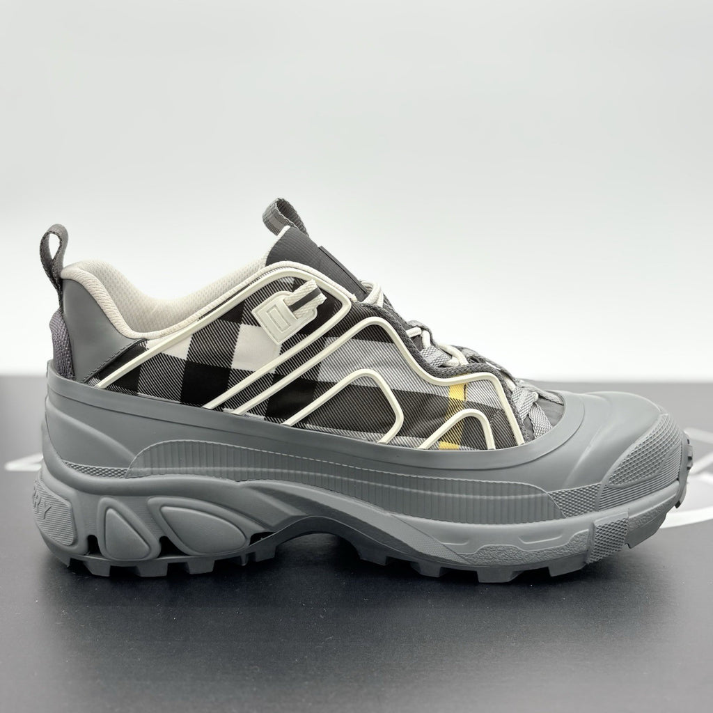 Size 44 (11 US) - Burberry Arthur Vintage Check ' Grey ' | SUPER CLEAN!