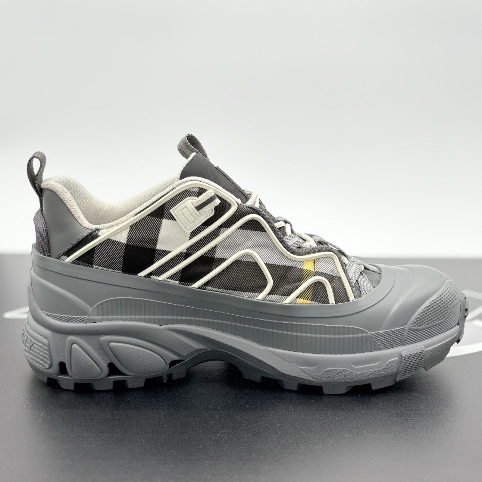 Size 44 (11 US) - Burberry Arthur Vintage Check ' Grey ' | SUPER CLEAN!