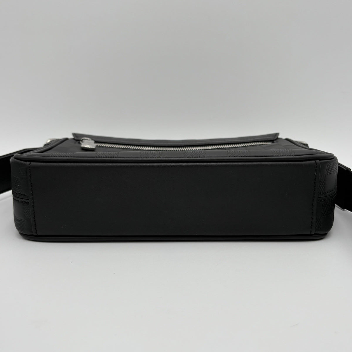 District PM Infini Messenger Bag Black — photo 7