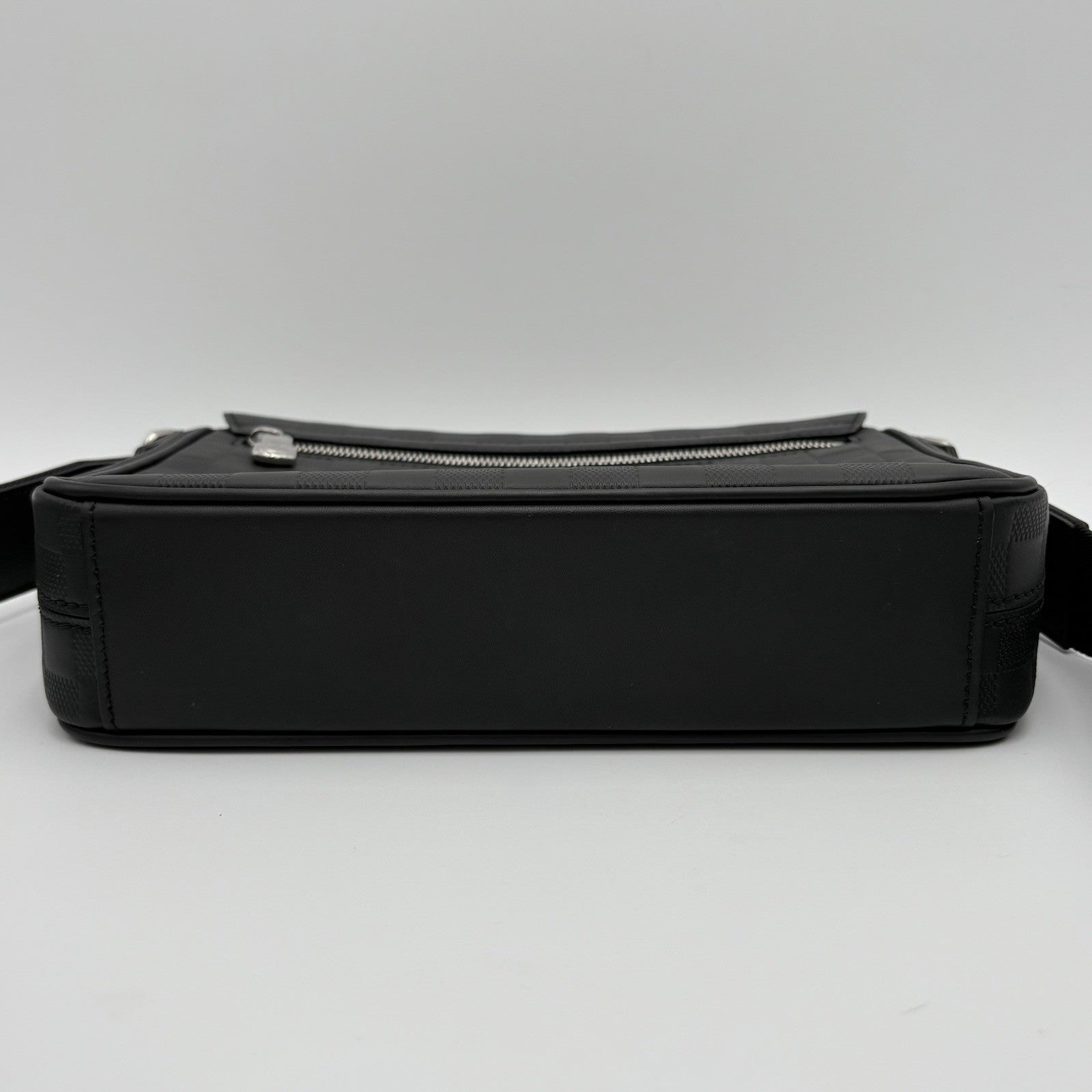 Louis Vuitton District PM Infini Messenger Bag ' Black ' | PRISTINE CONDITION!