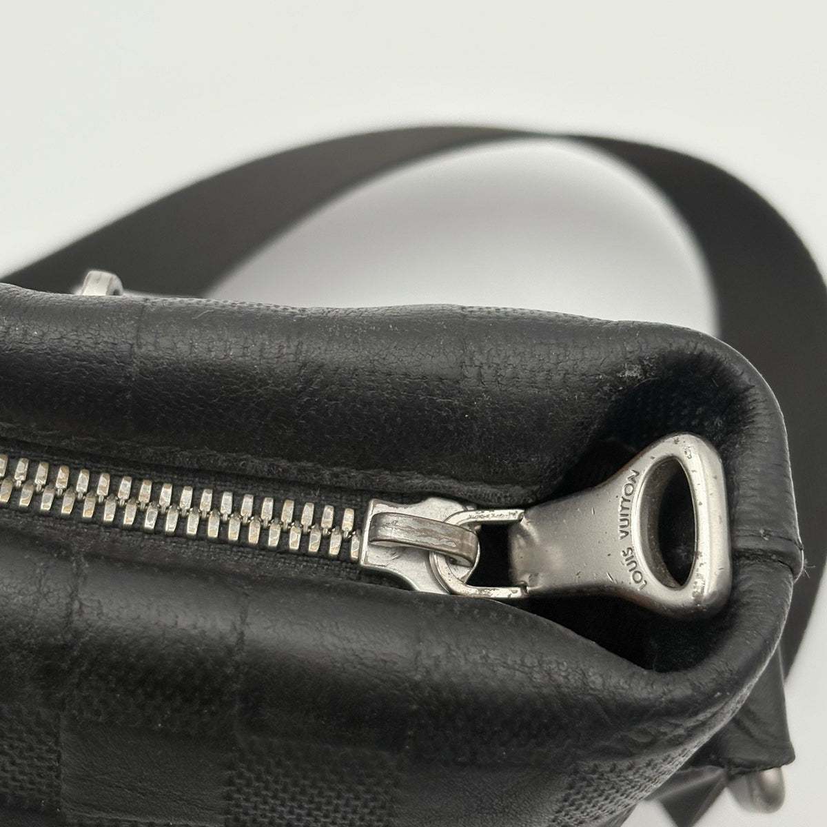 Damier Infini Discovery Messenger Bag MM Onyx Black — photo 9