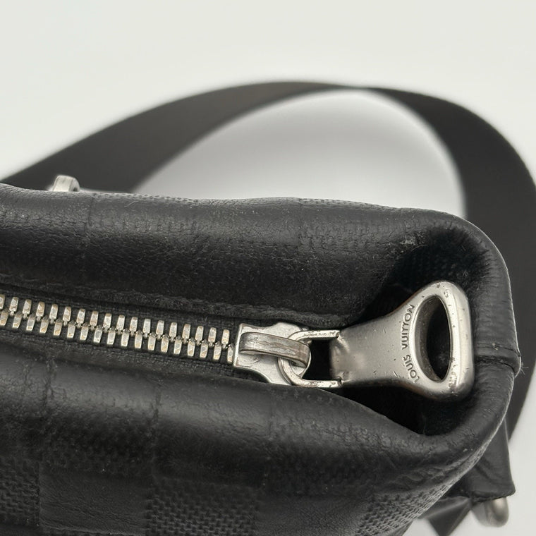 Damier Infini Discovery Messenger Bag MM Onyx Black — photo 9