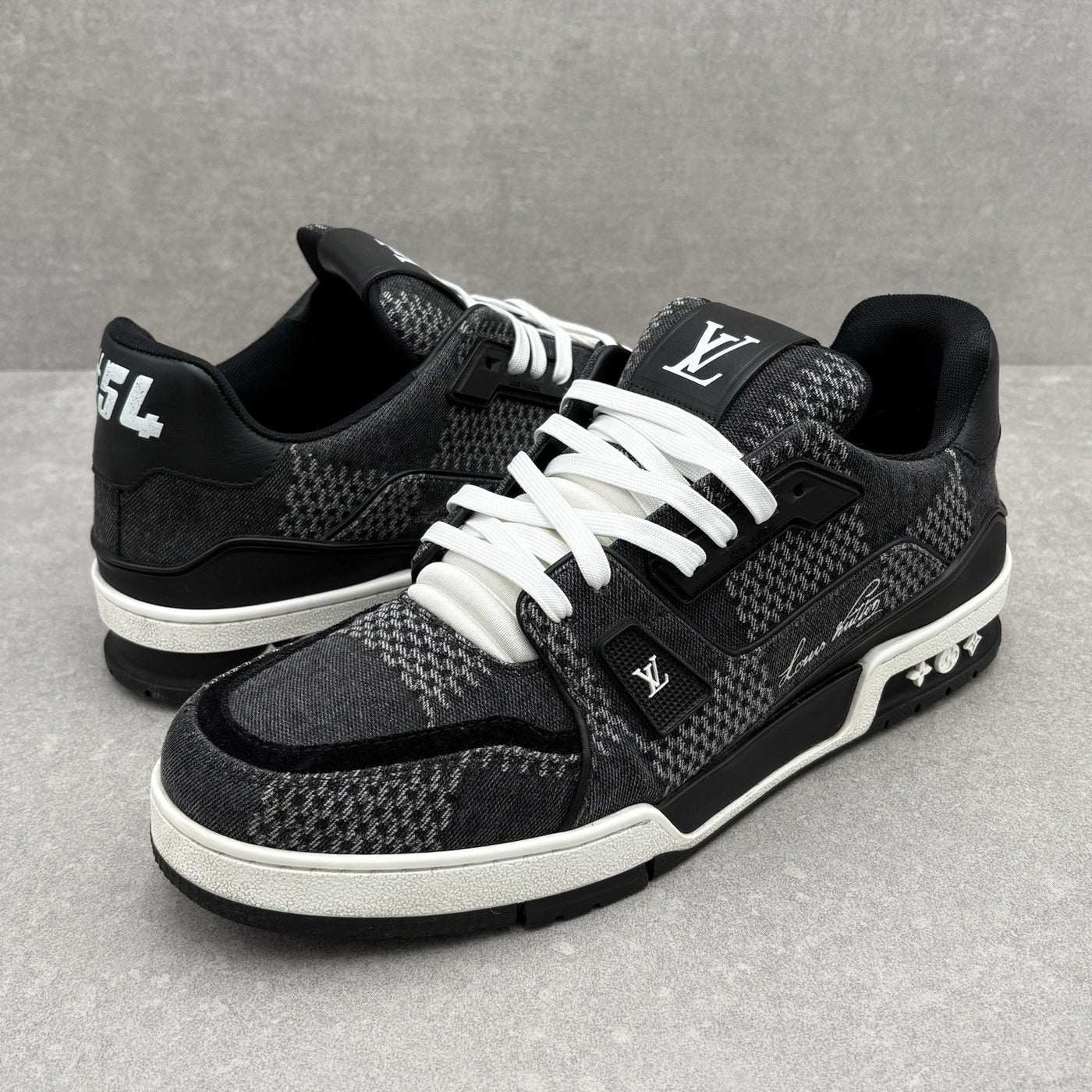 Trainer Black White