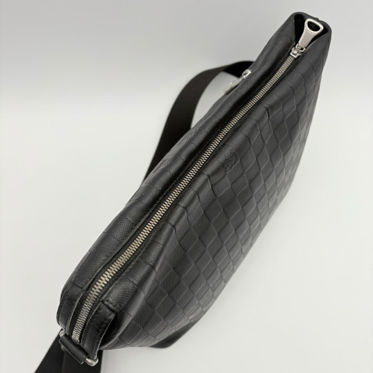 Damier Infini Discovery Messenger Bag MM Onyx Black — photo 12