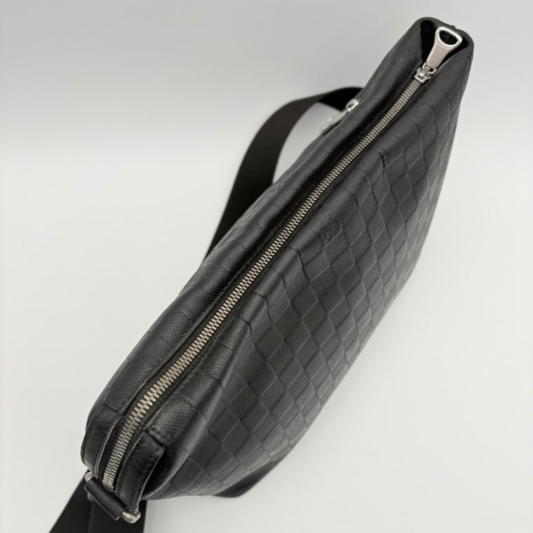 Damier Infini Discovery Messenger Bag MM Onyx Black — photo 12